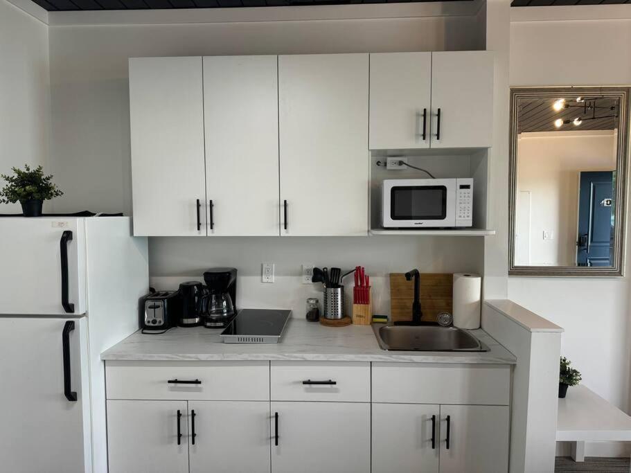 Apartment 1 Bd With Kitchenette - 10 *