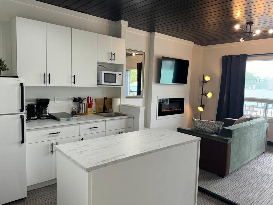 Apartment 1 Bd With Kitchenette - 10 *